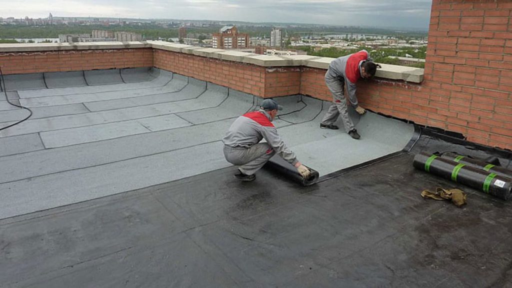 Промальпинисты ремонтируют крышу многоквартирного дома