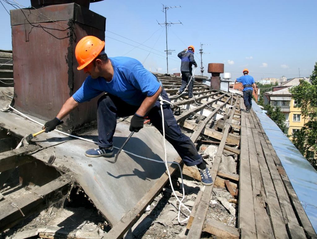 Специалисты капитально ремонтируют крышу