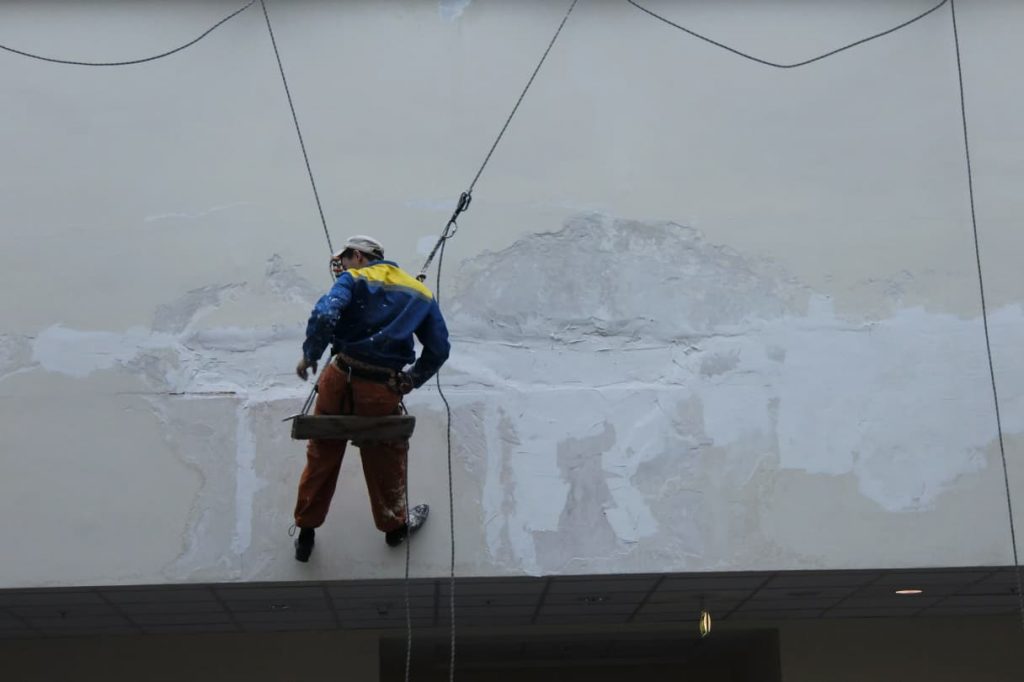 ремонт и шпатлевка мокрого фасада промышленным альпинистом со страховкой